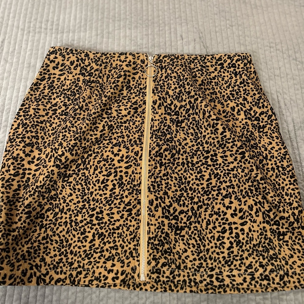 Zip up cheetah skirt nwot